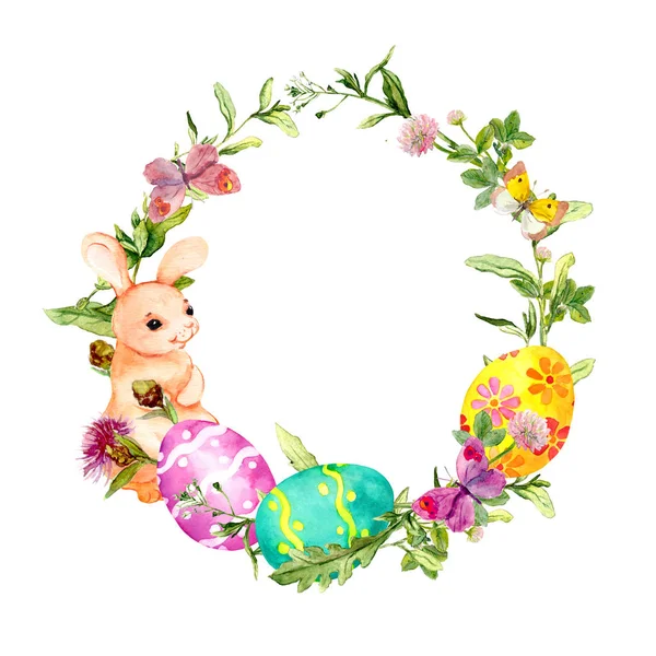 Великодній вінок з великоднім кроликом, кольорові яйця в траві, квіти. Межа кола. Акварель — стокове фото