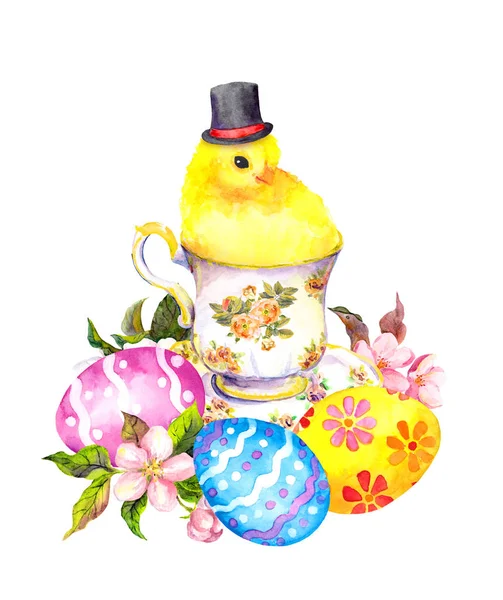 イースターエッグ、ティーカップで、背の高い帽子のかわいい鶏の小動物。ビンテージ ティータイム水彩画 — ストック写真