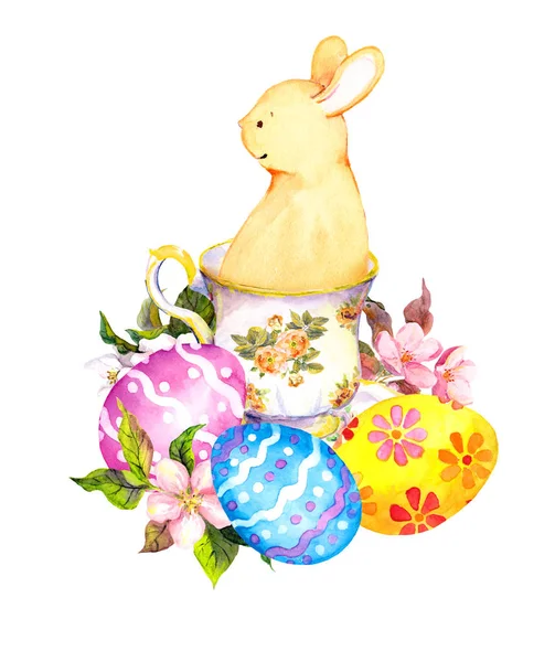 Leuke paashaas in thee beker, met gekleurde eieren, bloemen. Aquarel — Stockfoto