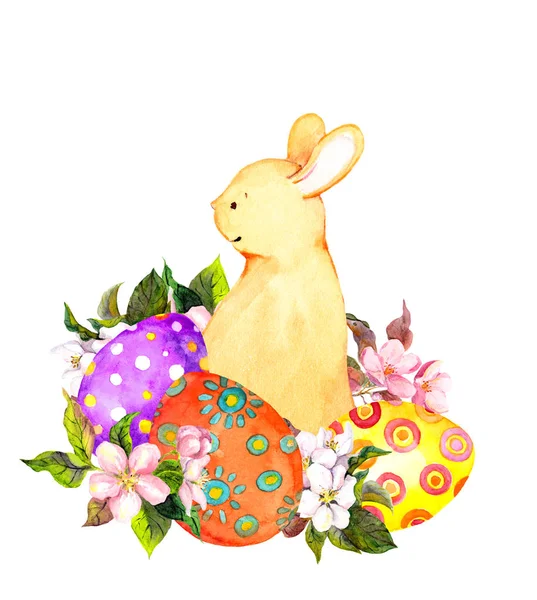 Lindo conejito de Pascua con huevos de colores, flores. Acuarela — Foto de Stock