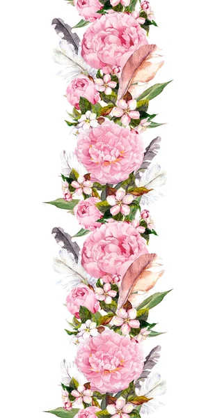 Frontera floral con flores de peonía rosa, flor de cerezo y plumas de pájaro. Repitiendo banner boho. Acuarela — Foto de Stock