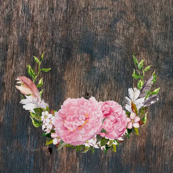 与粉色牡丹花，羽毛在木质纹理的花圈。复古波西米亚风格的贺卡。水彩 — 图库照片