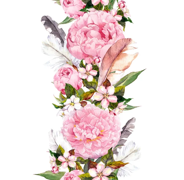 Bordure florale avec des fleurs de pivoine rose, des fleurs de cerisier et des plumes d'oiseau. Bande sans couture vintage dans le style boho. Aquarelle — Photo