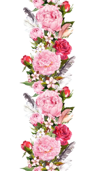 Цветочная граница с розовыми пионскими цветами, розами, цветком вишни, птичьими перьями. Винтажная бесшовная полоса в стиле бохо. Акварель — стоковое фото