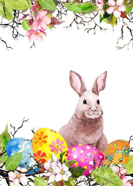 Zajączek, kolorowe jajka, trawy i różowe kwiaty. Akwarela kartka Wielkanocna — Zdjęcie stockowe