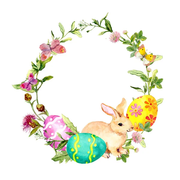 Påsk krans med påskharen, färgade ägg, gräs och blommor. Cirkel gränsen. Akvarell — Stockfoto