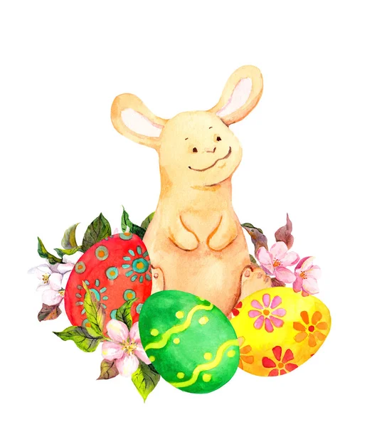 Söt liten kanin med påsk färgade ägg i vårblommor. Akvarell — Stockfoto