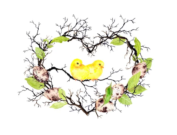Lindos polluelos, huevos de Pascua, ramas y hojas de primavera. Forma de corazón. Corona floral de acuarela para Pascua —  Fotos de Stock