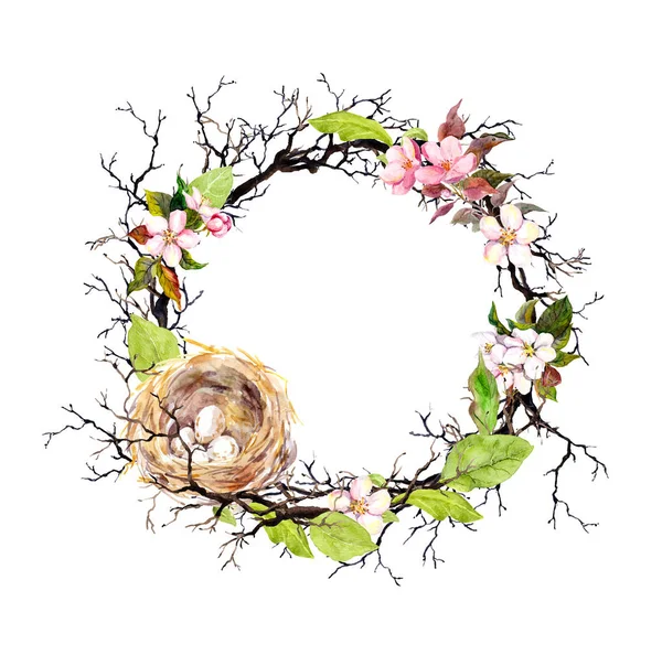 Nido con huevos, flores de primavera, ramas y hojas verdes. Corona floral para Pascua. Borde círculo acuarela — Foto de Stock