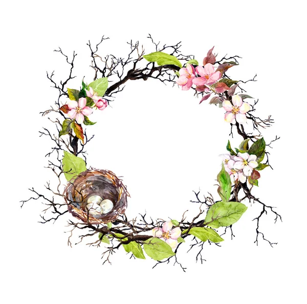 Nido con huevos, flores de primavera, ramas y hojas verdes. Corona floral para Pascua. Borde círculo acuarela — Foto de Stock