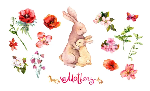 Bloemen voor Moederdag: mama konijn omarmt haar kleine kind, rode en roze bloemen klaprozen, kersenbloesem, vlinder, tekst Happy Mothers dag. Waterverf — Stockfoto