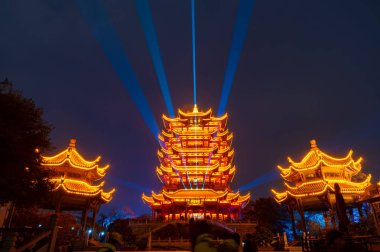 Wuhan Sarı Turna Kulesi Park gecesi ve ışık gösterisi manzarası