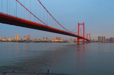 Wuhan Yingwuzhou Yangtze Nehri Köprüsü Gün batımı ve gece manzarası