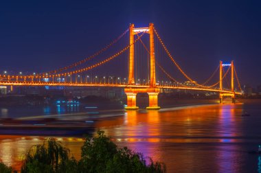 Wuhan Yingwuzhou Yangtze Nehri Köprüsü Gün batımı ve gece manzarası