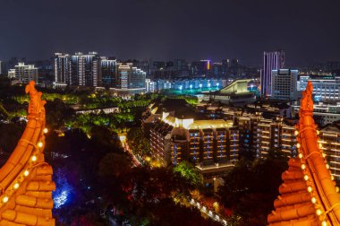 Wuhan Yangtze Nehri ve şehir gecesi ve ışık gösterisi manzarası