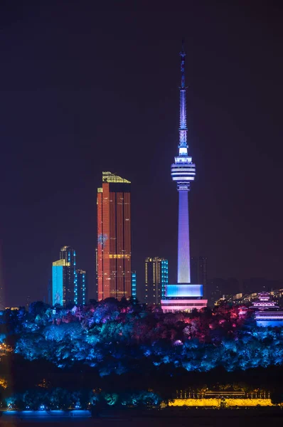 Wuhan Guishan Tv Kulesi gece ve ışık gösterisi manzarası