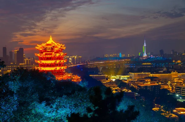 Wuhan Sarı Turna Kulesi Park gecesi ve ışık gösterisi manzarası