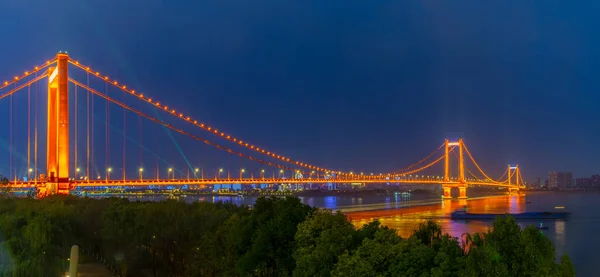 Wuhan Yingwuzhou Yangtze Nehri Köprüsü Gün batımı ve gece manzarası