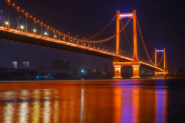 Wuhan Yingwuzhou Yangtze Nehri Köprüsü Gün batımı ve gece manzarası