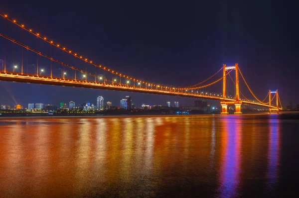 Wuhan Yingwuzhou Yangtze Nehri Köprüsü Gün batımı ve gece manzarası