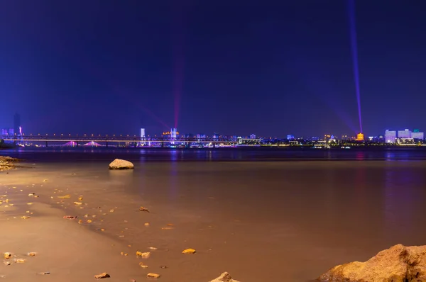 Wuhan Yangtze Rzeka Miasto Noc Dekoracje Pokaz Światła — Zdjęcie stockowe