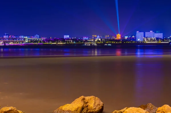 武漢長江と都市の夜と光のショーの風景 — ストック写真