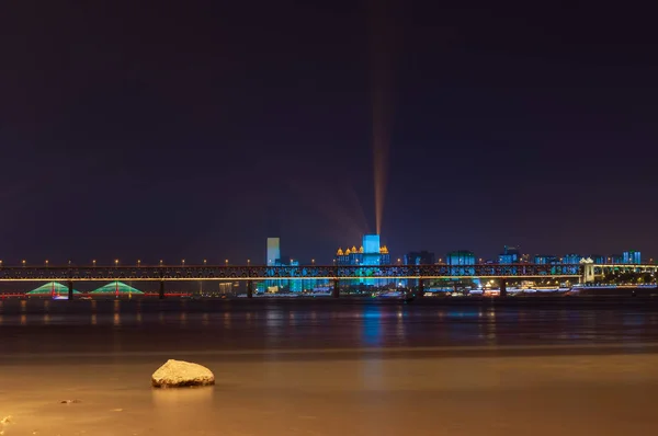 武漢長江と都市の夜と光のショーの風景 — ストック写真