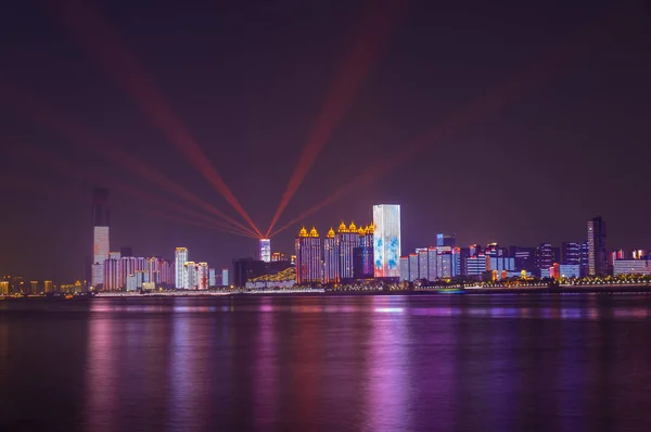 Wuhan Yangtze Nehri ve şehir gecesi ve ışık gösterisi manzarası