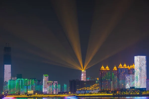 武漢長江と都市の夜と光のショーの風景 — ストック写真
