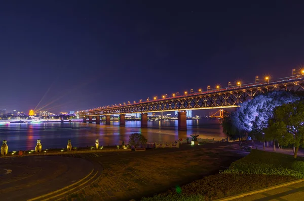 Wuhan Yangtze Sungai Dan Kota Malam Dan Cahaya Menunjukkan Pemandangan — Stok Foto