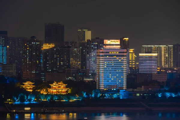 Wuhan Yangtze Nehri ve şehir gecesi ve ışık gösterisi manzarası
