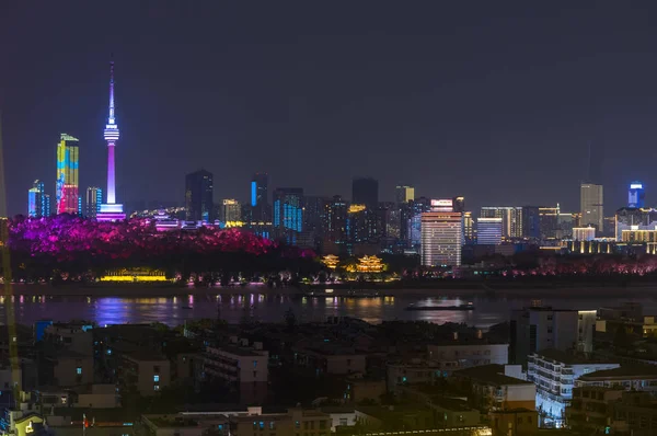 武漢長江と都市の夜と光のショーの風景 — ストック写真
