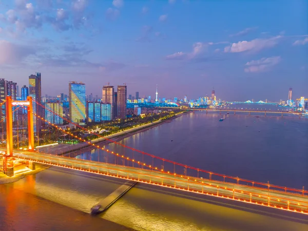 Wuhan şehir gün batımı ve yaz aylarında gece hava fotoğrafçılığı sahne