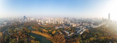 Sonbaharın sonlarında Jiefang Park, Wuhan, Hubei 'nin hava fotoğrafçılığı.