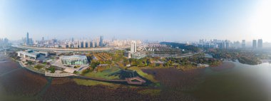 Ay Gölü 'nün hava fotoğrafçılık manzarası manzaralı, Wuhan, Hubei, sonbaharın sonlarında