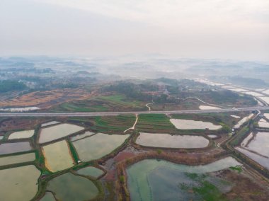 Hubei, Daye 'deki Baoan Gölü Ulusal Sulama Parkı' nın bahar manzarası