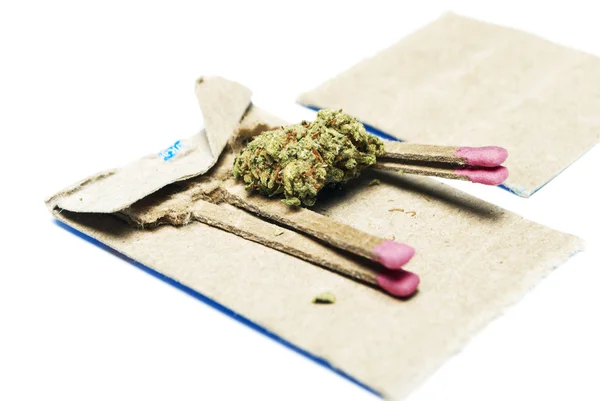 Beyaz arka planda marihuana ve esrar — Stok fotoğraf