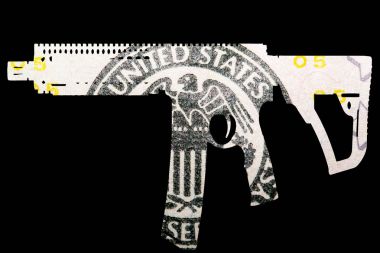 Silah ve para. Çekimleri Amerika'da temsil eden. Silah şeklin üzerine Amerika Birleşik Devletleri dolarlık banknot detay 