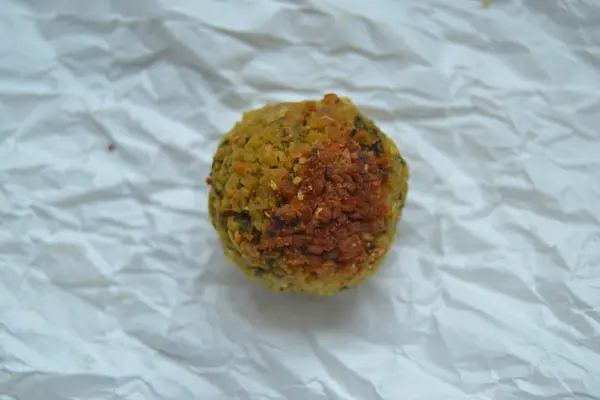 Falafel Bílém Papíru Veganské Jídlo Bílém Pozadí Čerstvý Veganský Chutný — Stock fotografie