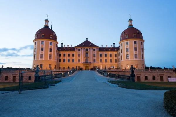 Dünyanın en büyük şatosunun kralının, kralın şatosunun kralının kalesi..