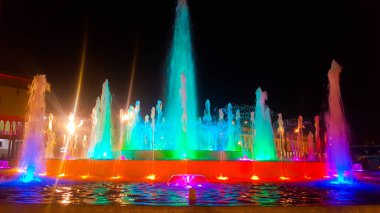 Casablanca 'nın son gecesinde renkli ışıklarla dolu bir çeşme