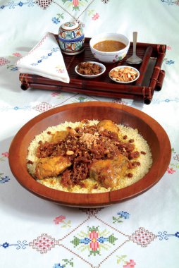 Kuskus Tfaya - Fas 'ın ünlü geleneksel yiyeceği - Fas Kuskusu