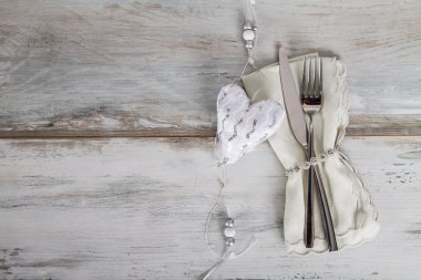 gri masada çatal bıçak takımı