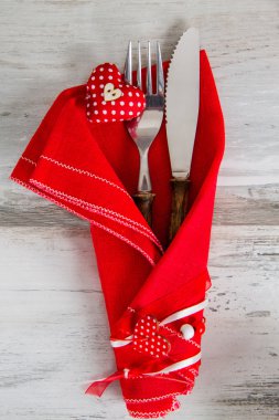 çatal bıçak takımı şenlikli Sevgililer akşam yemeği için