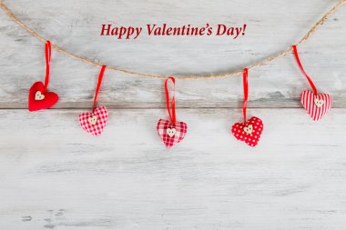 farklı kalpler telgrafla asılı