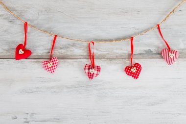 Telgrafla asılı Kalpler 