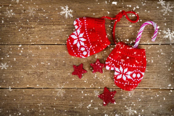 Winter handschoenen met riet van het suikergoed op houten tafel — Stockfoto