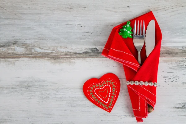 De instelling van de tabel van Kerst vakantie op houten achtergrond — Stockfoto