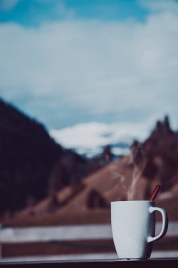 Bir fincan sıcak çay.