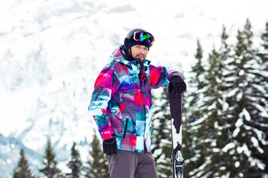 Adam dağ kayaklar üzerinde